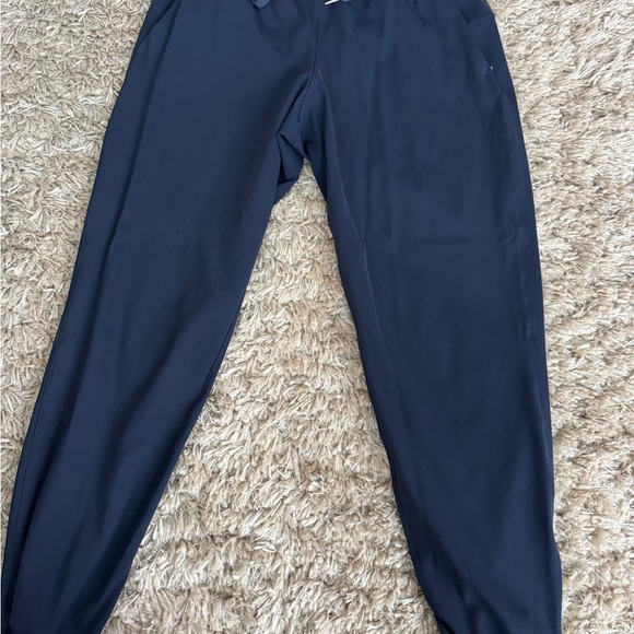Lululemon on the fly jogger luxtreme sz 8. Worn few times, like new , true navy - Picture 4 of 5